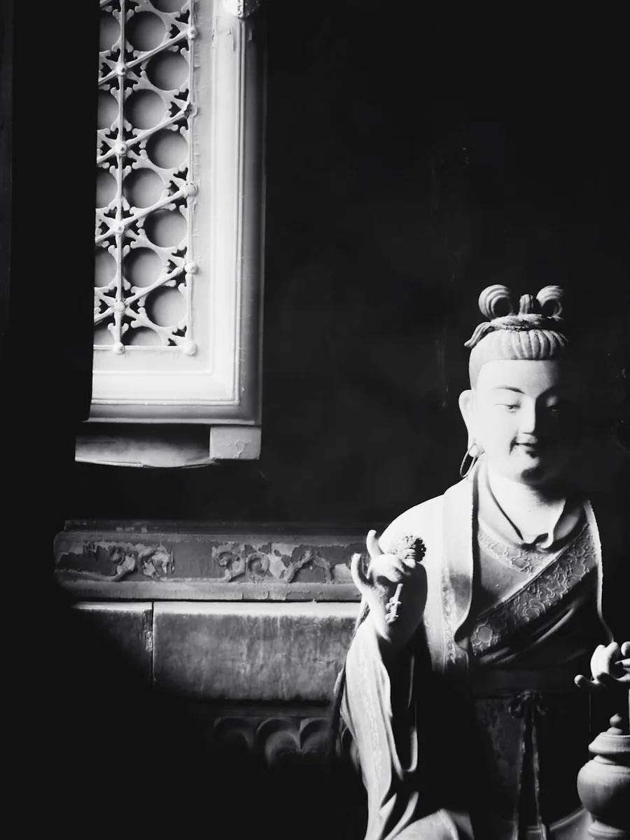 视频制作团队现场讨论拍摄方案